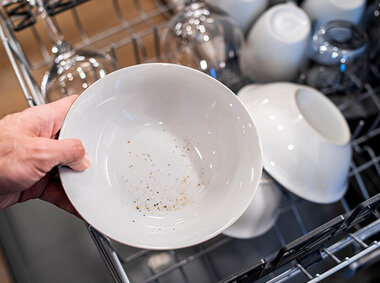 Dirty dishes do not come out of the dishwasher - what causes this, and how can it be fixed?